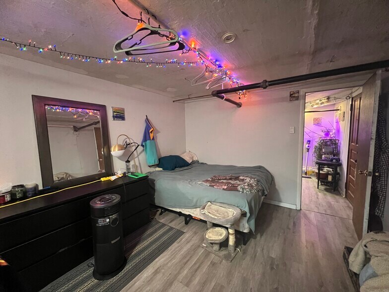 Building Photo - 1620 W Thome Ave