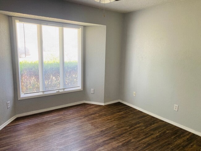 Building Photo - 3 bed 2 bathroom with Fireplace!