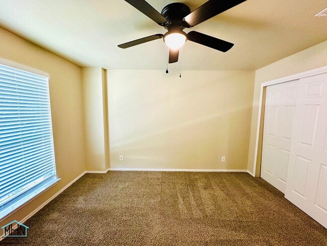 Building Photo - Big & Beautiful 5 bed/3.5 bath 2 Story hom...