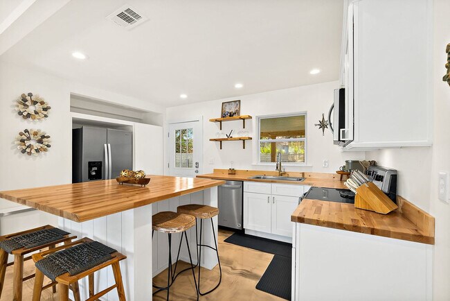 Building Photo - 107b A St