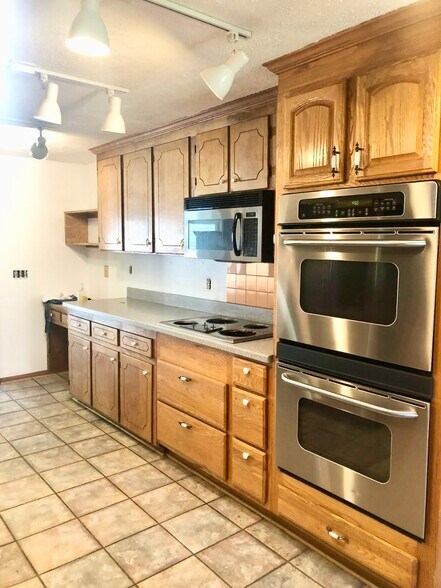Double oven - well-appointed large kitchen for entertaing - 5163 Whitethorne Rd