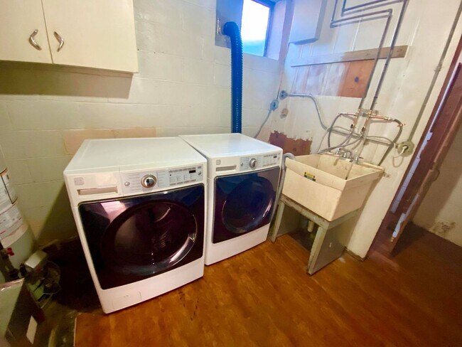 Building Photo - Charming 3 Bedroom/1 Bathroom Townhome in Yale Heights Home - Fenced Backyard!