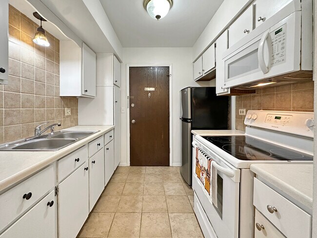 Building Photo - 5117 N East River Rd