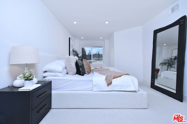 Building Photo - 11640 Woodbridge St