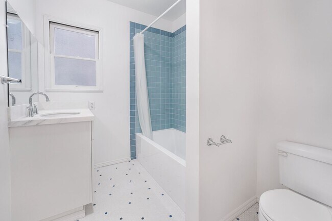 Building Photo - Spacious 1-Bedroom 1-Bath apartment in Los Feliz