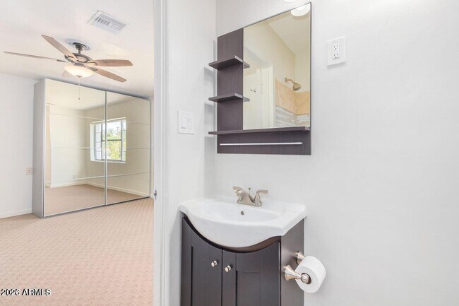 Building Photo - 2441 E Edgemont Ave