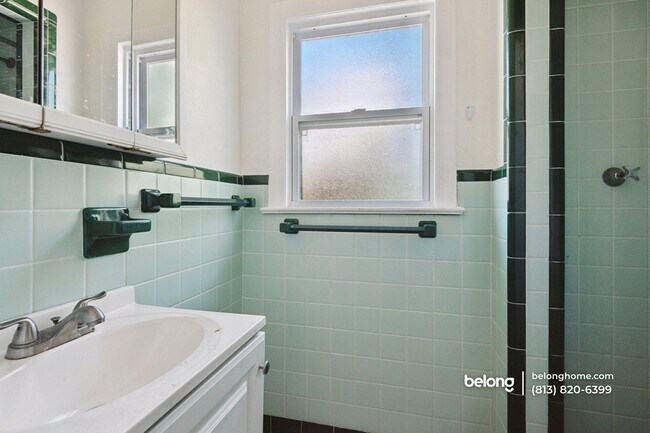 Building Photo - 1919 12th Ave W