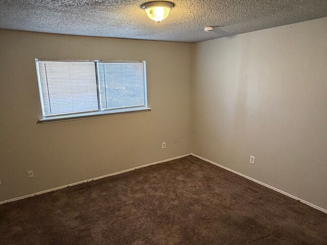 Building Photo - Townhouse Available Now!