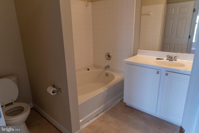 Building Photo - 42425 Goldenseal Square