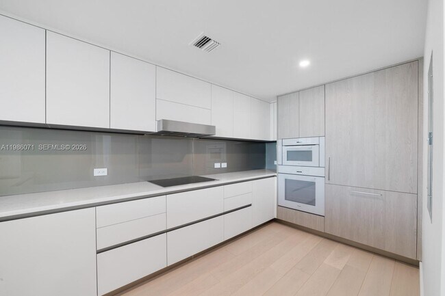 Building Photo - 9221 E Bay Harbor Dr