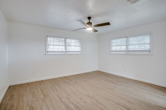 Building Photo - Pre Leasing for Fall 2026! 4/3 in Medical District