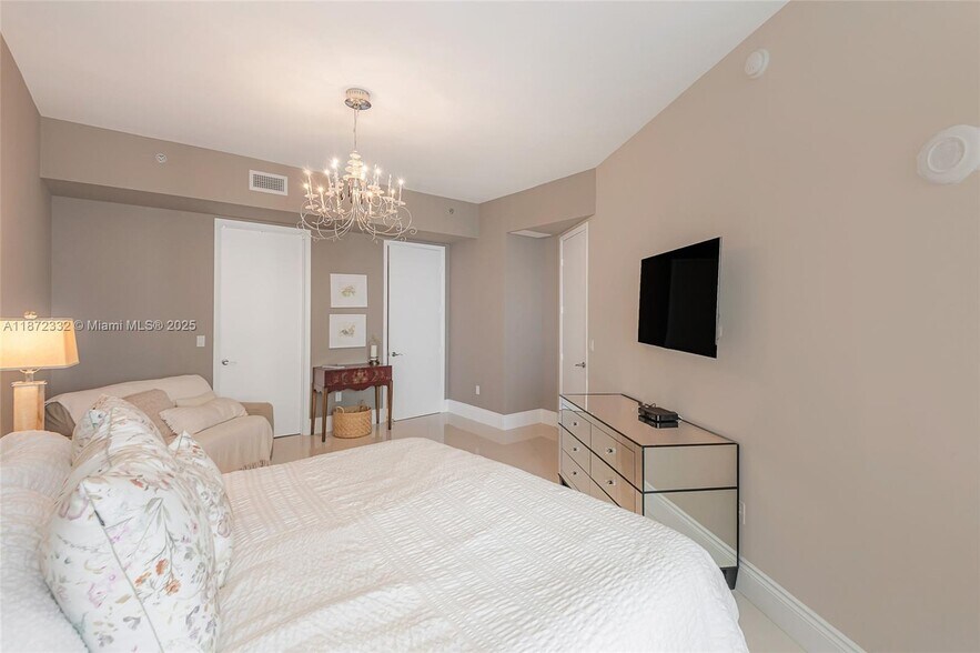 Building Photo - 16001 Collins Ave