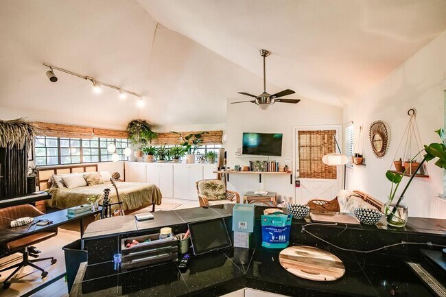 Building Photo - 2400 Thornton Rd