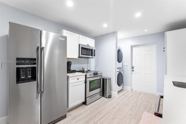 Building Photo - 230 SW 12th Ave