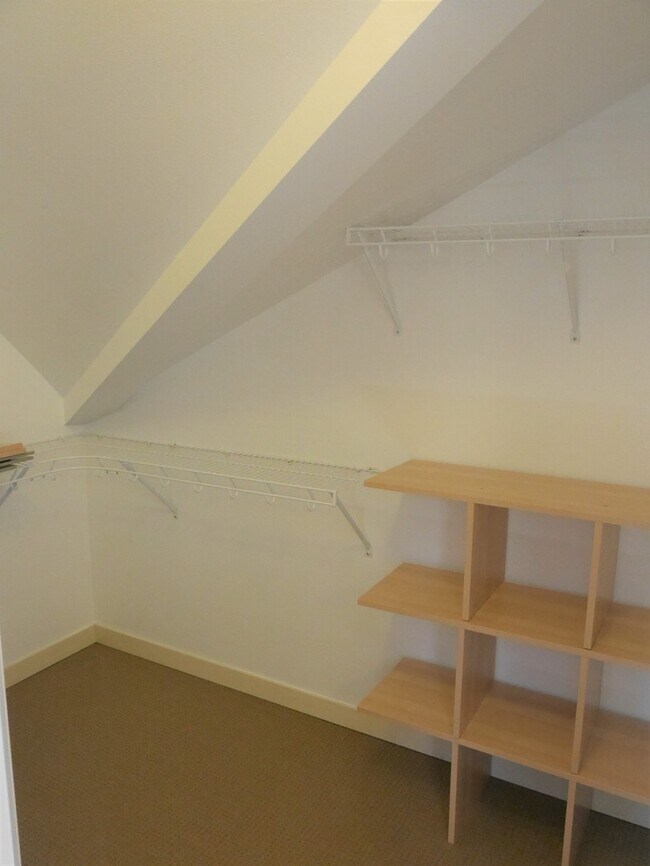 Building Photo - 4 Bedroom Townhouse Blocks from Seattle Un...