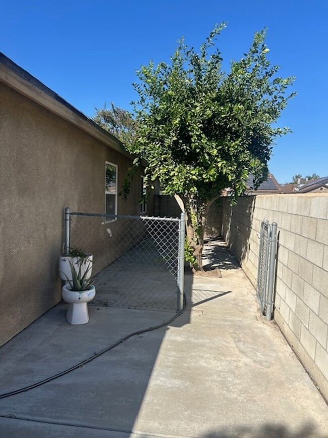 Building Photo - MOVE IN SPCIAL! Available Now - 3-Bedroom, 2-Bath Home for Rent