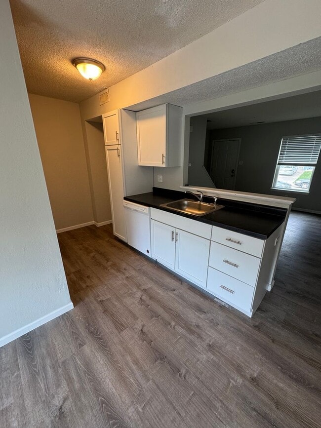 Building Photo - Three Level Condo with Garage