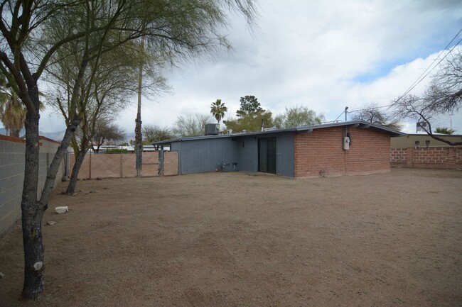 Building Photo - Remodeled 3 Bedroom 2 Bath House! Central/...