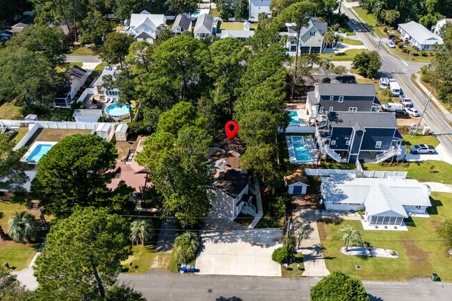 Building Photo - End unit of a Triplex within walking dista...