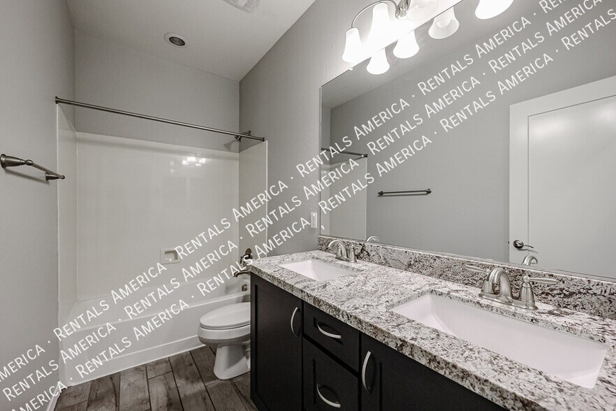 Building Photo - 1936 S Sycamore Pl