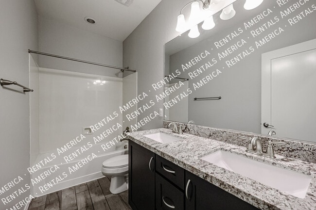 Building Photo - 1936 S Sycamore Pl