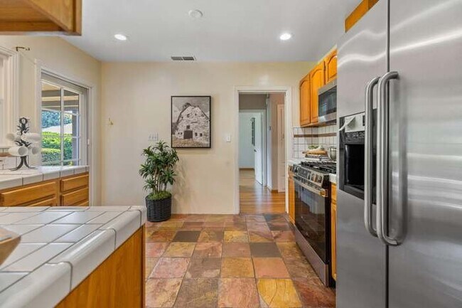 Building Photo - 1703 W Kaweah Ave