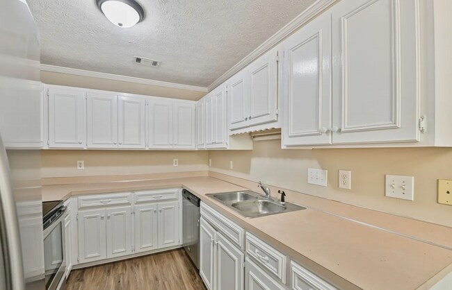 Building Photo - 393 Forest Park Dr