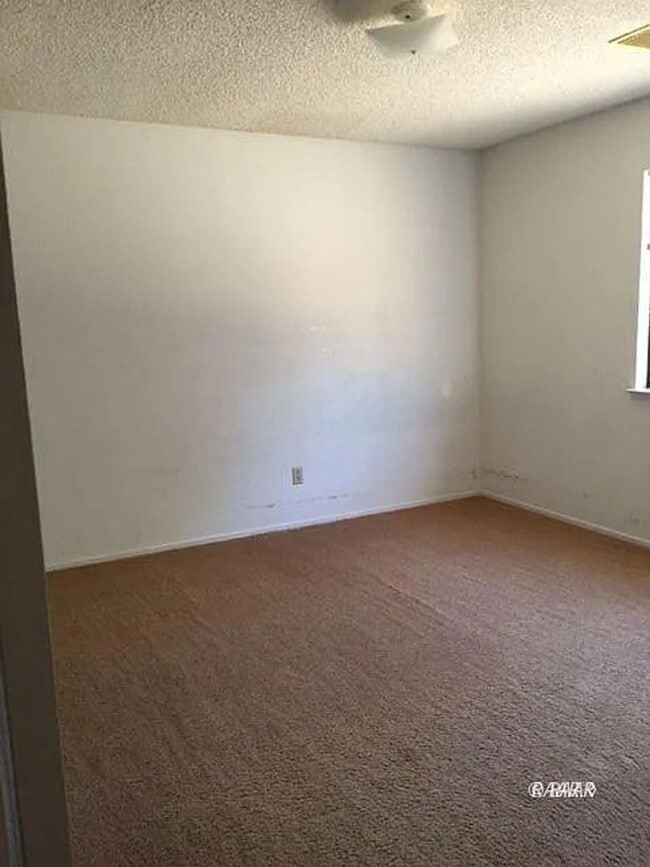 Building Photo - Comfy 3 bed 2 bath