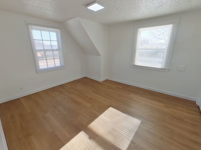 Building Photo - Updated 2BR Townhouse