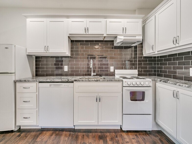 Kitchen - 2409 N Robinson Ave