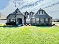 Building Photo - Spacious 4 Bed, 3 Bath Home with Modern Am...