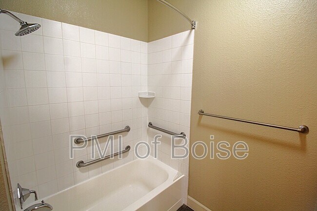 Building Photo - 412 S 13th St
