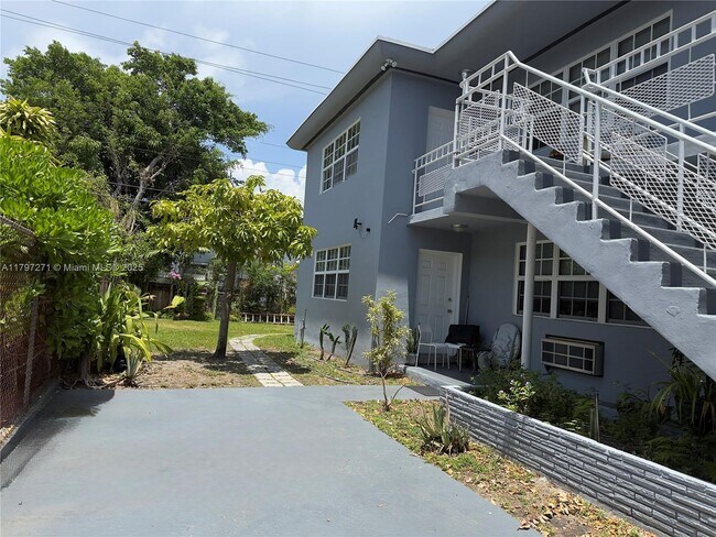 Building Photo - 1241 Normandy Dr