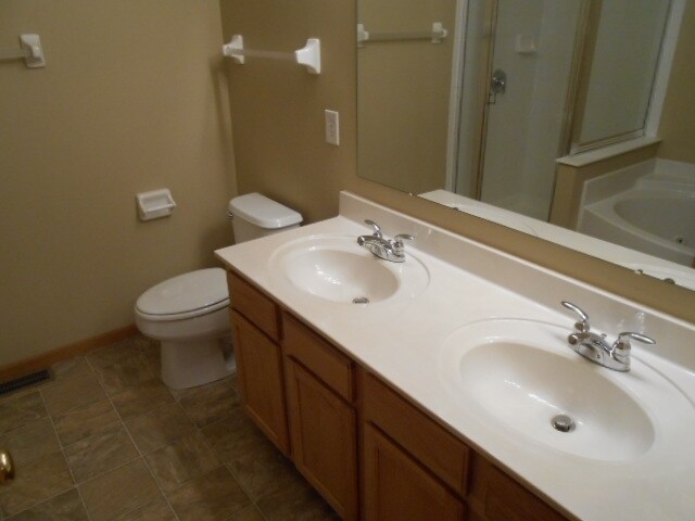 Building Photo - 2271 Landcrest Dr
