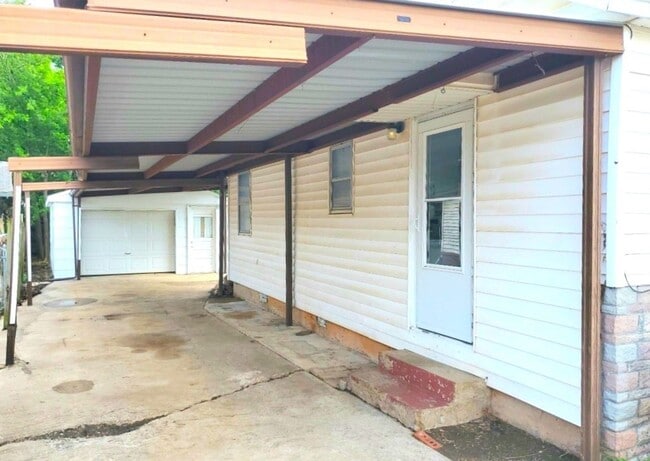 Building Photo - Cute 2 bed 1 bath near Tinker