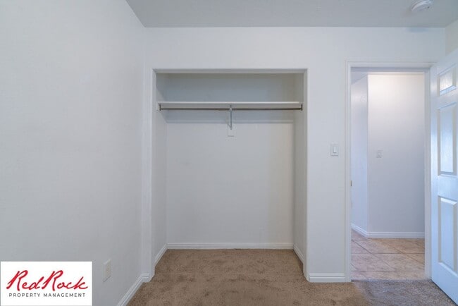 Building Photo - Spacious 3 Bedroom Townhome in Central St....