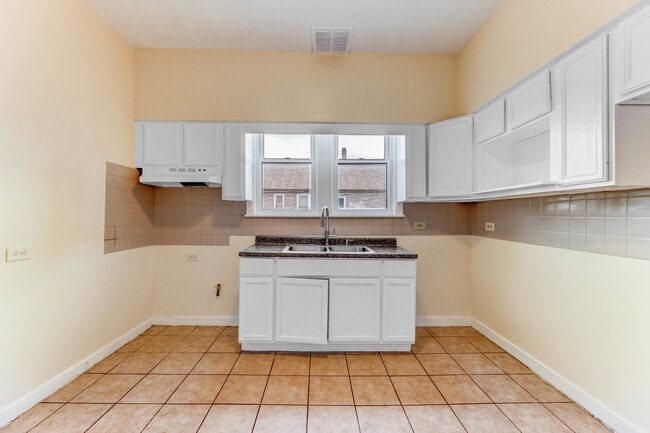 Building Photo - 1320 W 50th St