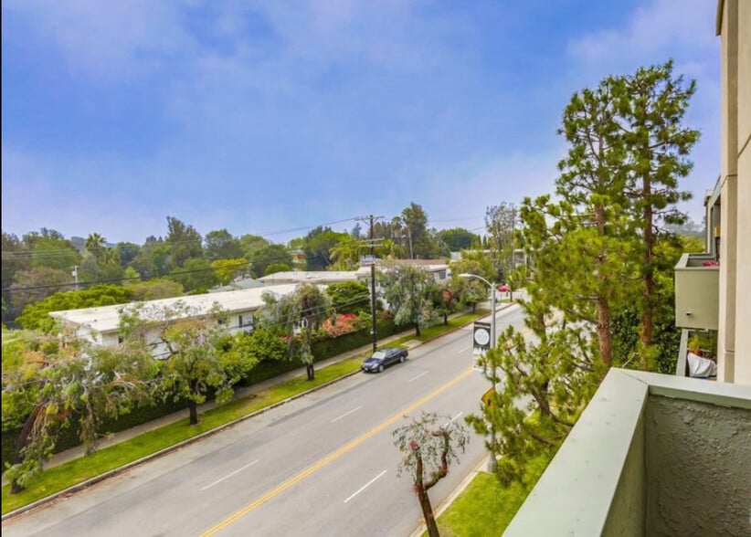 Outside View - 16169 Sunset Blvd