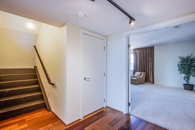 Building Photo - Absolutely stunning high rise loft at Metr...