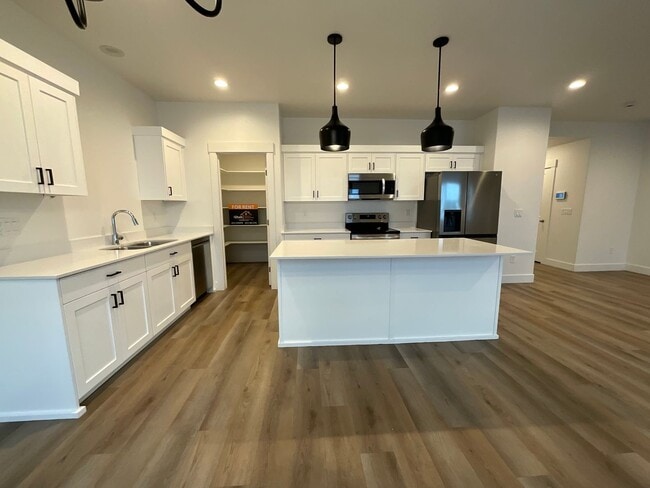 Building Photo - 3 bedroom 2.5 Bath Townhouse