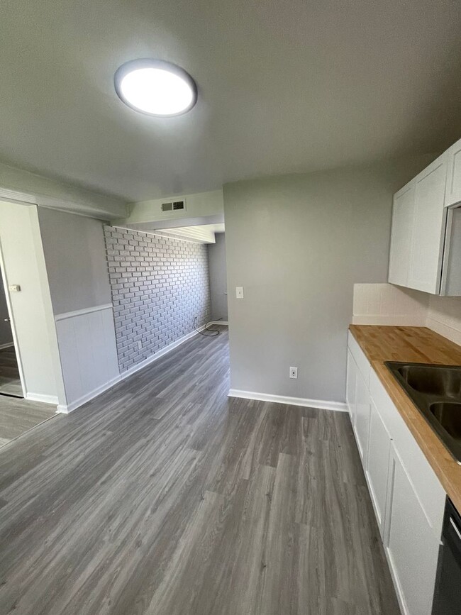Building Photo - Freshly Renovated 3 Bedroom Ranch with Mod...