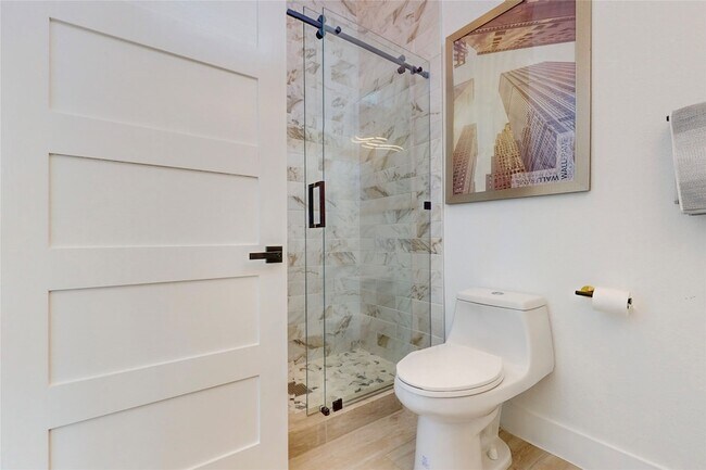 Building Photo - 3946 N Cresthaven Rd