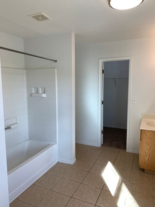 Building Photo - 2 WEEKS FREE RENT November Special - Beaut...