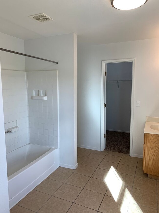 Building Photo - Beautiful 4 Bedroom 3 bath home in Merced!