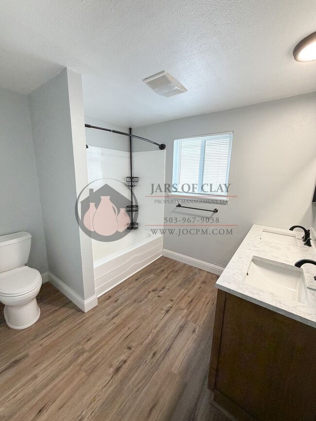 Building Photo - Single Level Duplex- Rent Ready