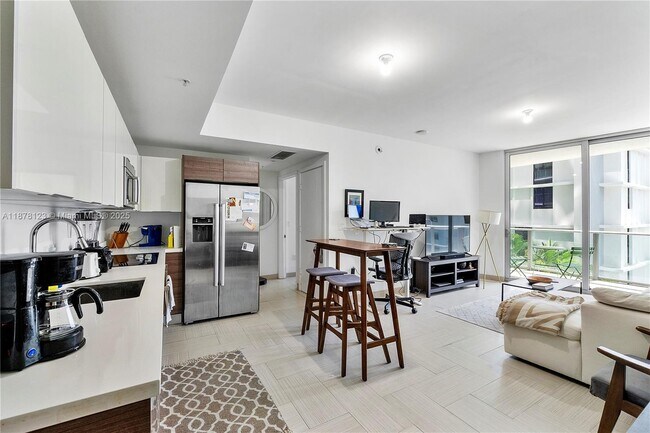 Building Photo - 1010 SW 2nd Ave