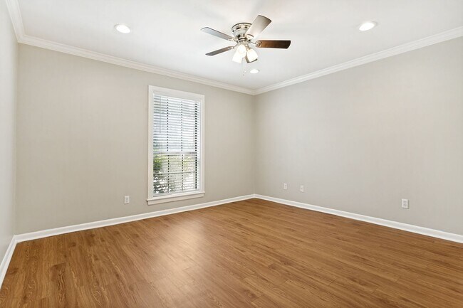 Building Photo - GROUND-FLOOR 2-BEDROOM ALAMO HEIGHTS CONDOMINIUM