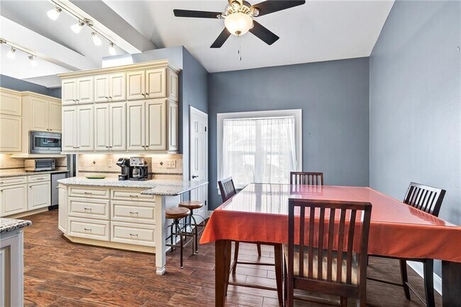 Building Photo - 632 Village Ln S