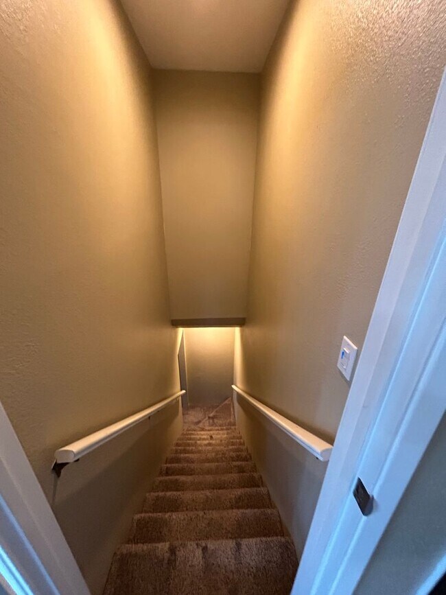 Building Photo - Don't Miss out on a Summer at the Lake.  Beautiful Fully Furnished Waterfront Home available July...