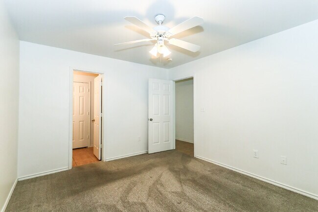 Building Photo - 3 Bedroom, 3 Bath, 2 Car Garage Duplex.